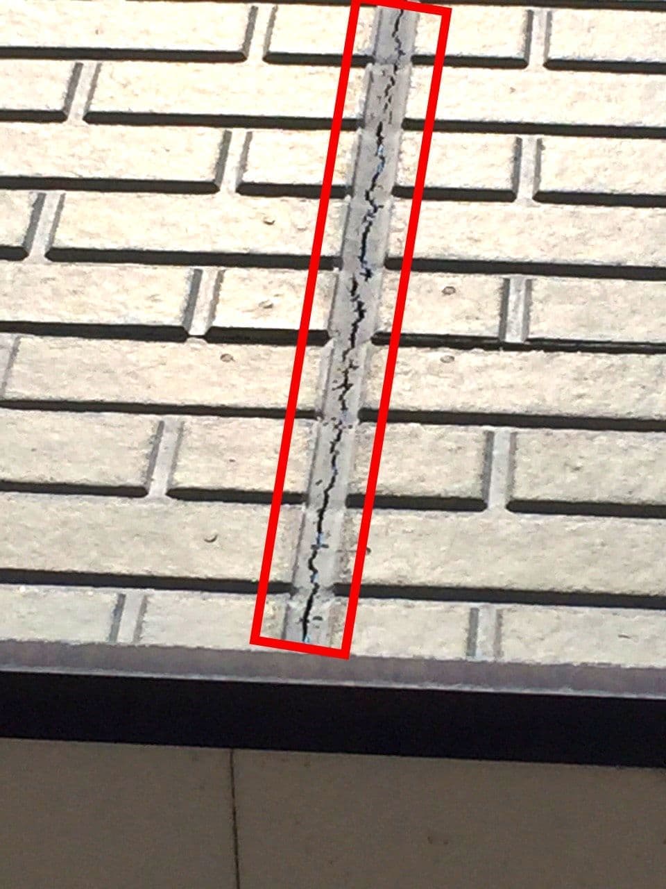 コーキングヒビ